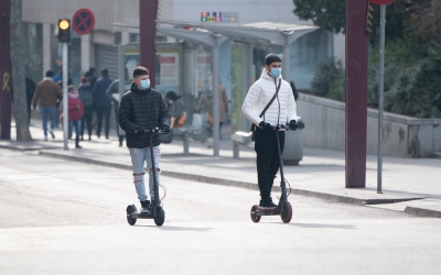 Dos sabadellencs amb patinet elèctric | Roger Benet